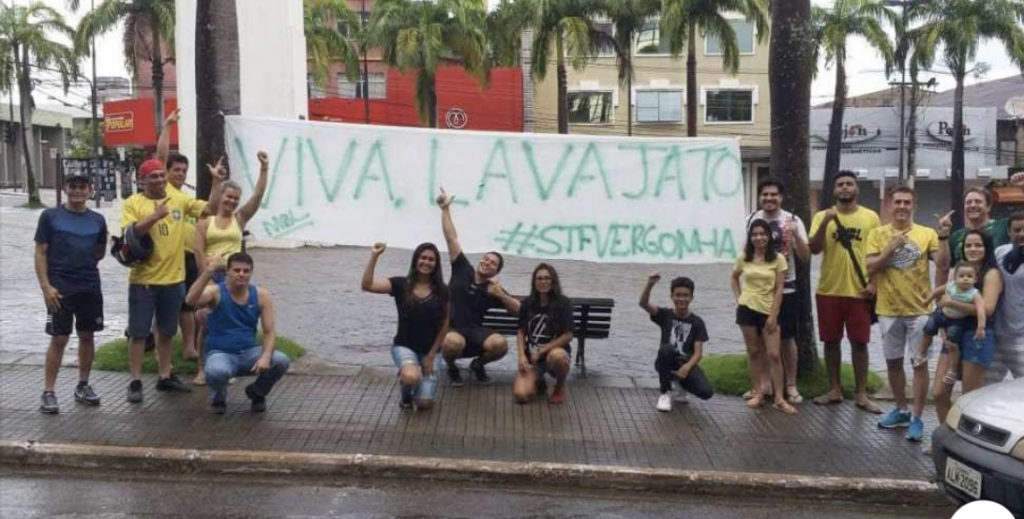 Ato do MBL do Acre contra o STF reúne menos de vinte militantes no Palácio Rio Branco