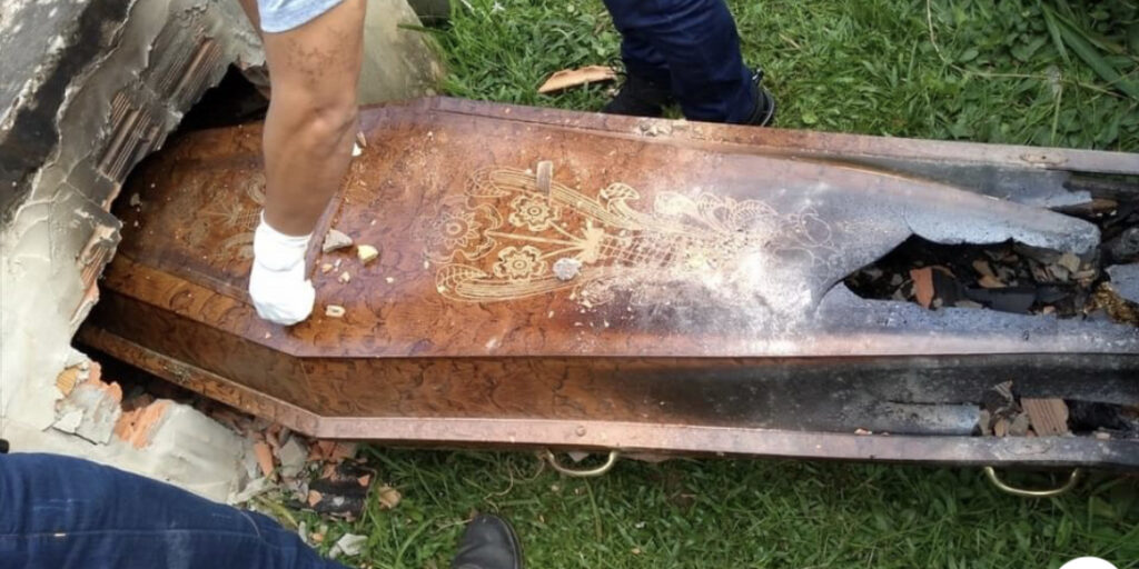 Polícia procura duas mulheres suspeitas de queimar caixão de idosa em Plácido de Castro