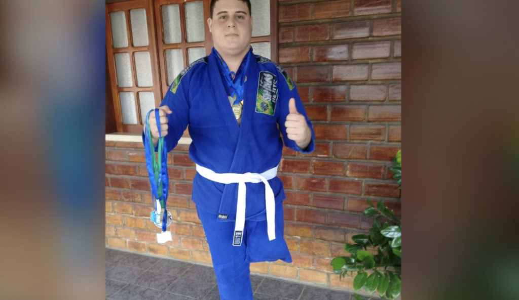 Superação: Vítima de câncer, jovem volta a praticar esportes após amputar perna