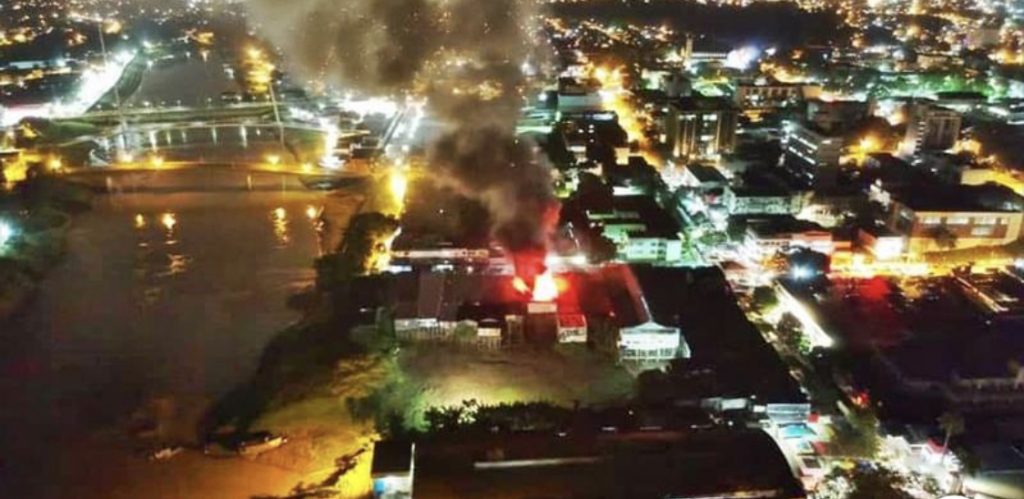 Dez lojas são destruídas por incêndio em Rio Branco e prejuízo chega a R$ 5 milhões