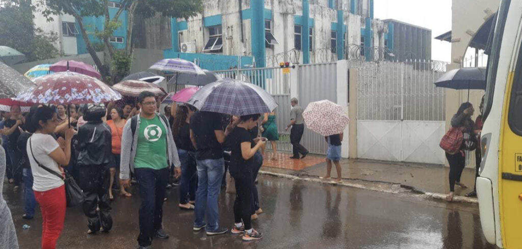 Rio Branco: Governo reforça policiamento na Casa Civil e professores gritam: “não somos bandidos!”