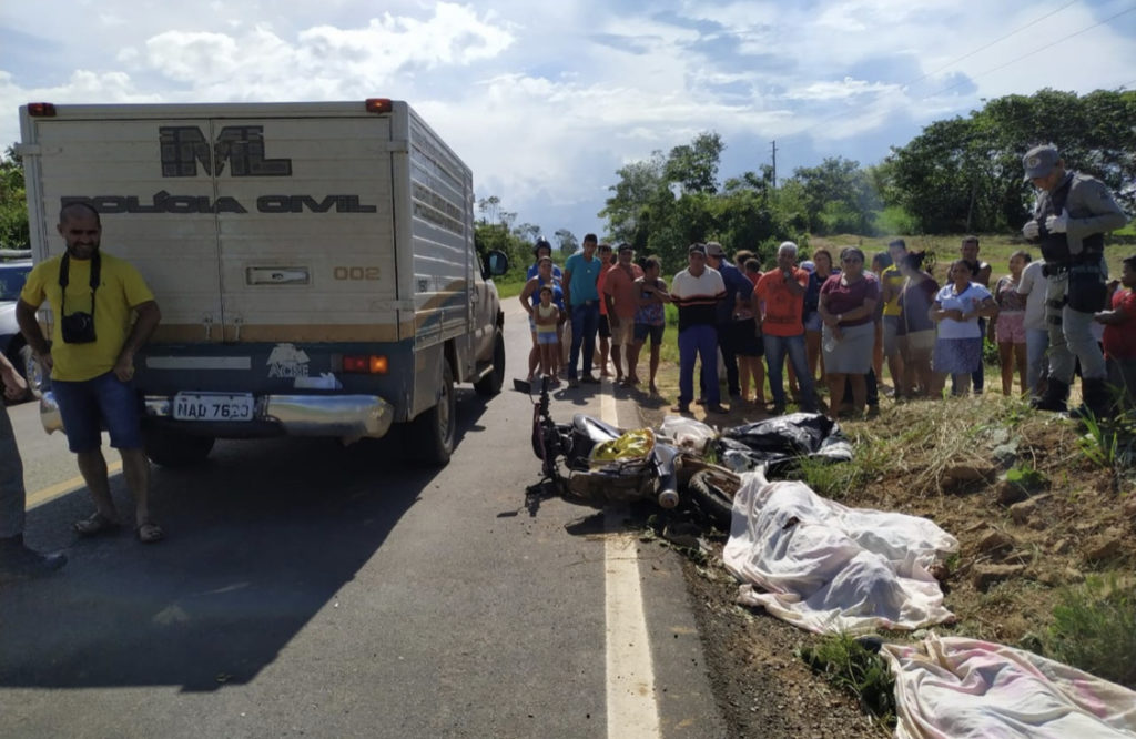 Dois homens morrem após colisão entre ônibus e moto na BR-317