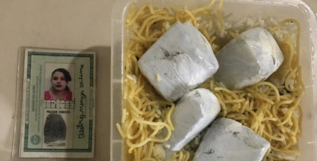 Mulher tenta entrar em presídio no AC com barras de maconha dentro de macarrão