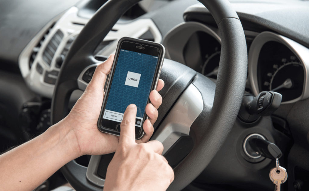 “Ele tentou me beijar”, diz passageira do Uber assediada por motorista na Capital