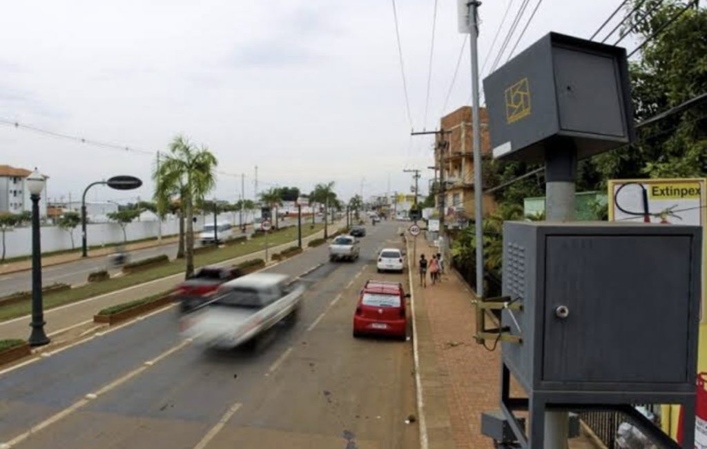 Radares eletrônicos que ainda estão ligados seguem gerando multas, diz Detran