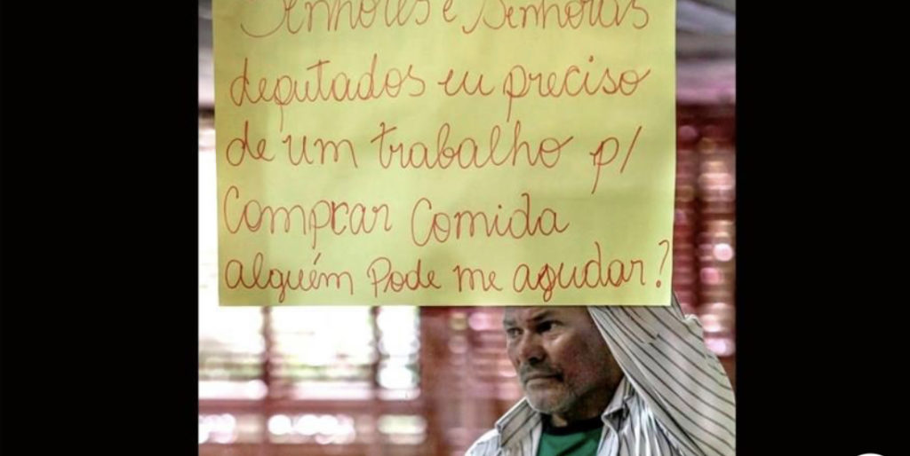 Homem de 57 anos expõe cartaz na galeria da Aleac pedindo trabalho para comprar comida: “não comi nada hoje”