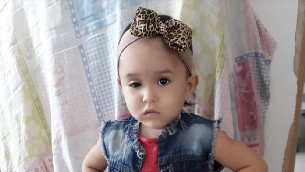 Menina de 2 anos que chegou a tirar olho em tratamento contra o câncer no AC morre