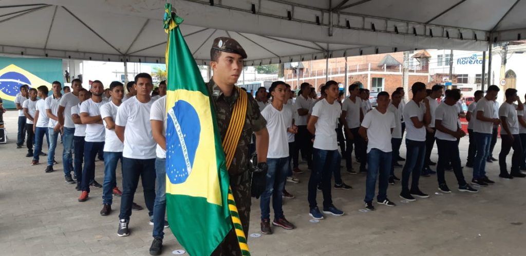 Mais de 150 jovens fazem juramento à bandeira e recebem dispensa militar em Cruzeiro do Sul