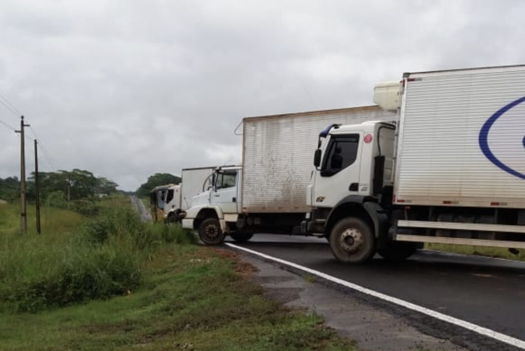 Caminhoneiros se revoltam e também fecham BR-364 próximo ao Rio Liberdade, em Cruzeiro do Sul