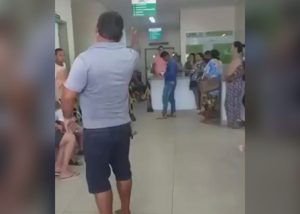 Caos na Saúde do Acre: Internauta filma bate-boca e pacientes sem ter onde sentar na UPA da Sobral