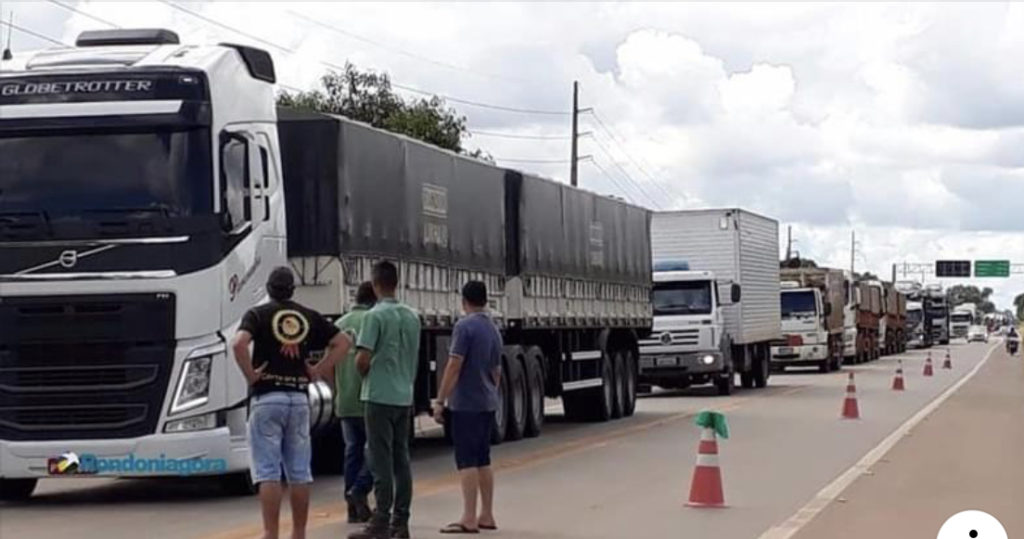 Em protesto, pais de alunos fecham BR-364 em Rondônia e deixam Acre isolado