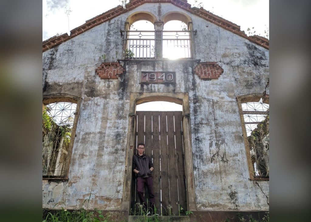 Morador de Cruzeiro do Sul denuncia abandono de casa de 1940 e pede revitalização