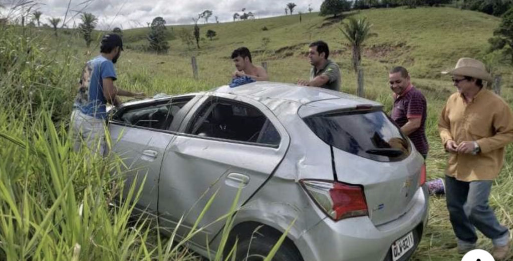 Funcionária que teria dormido ao volante capota carro com namorado na BR-317