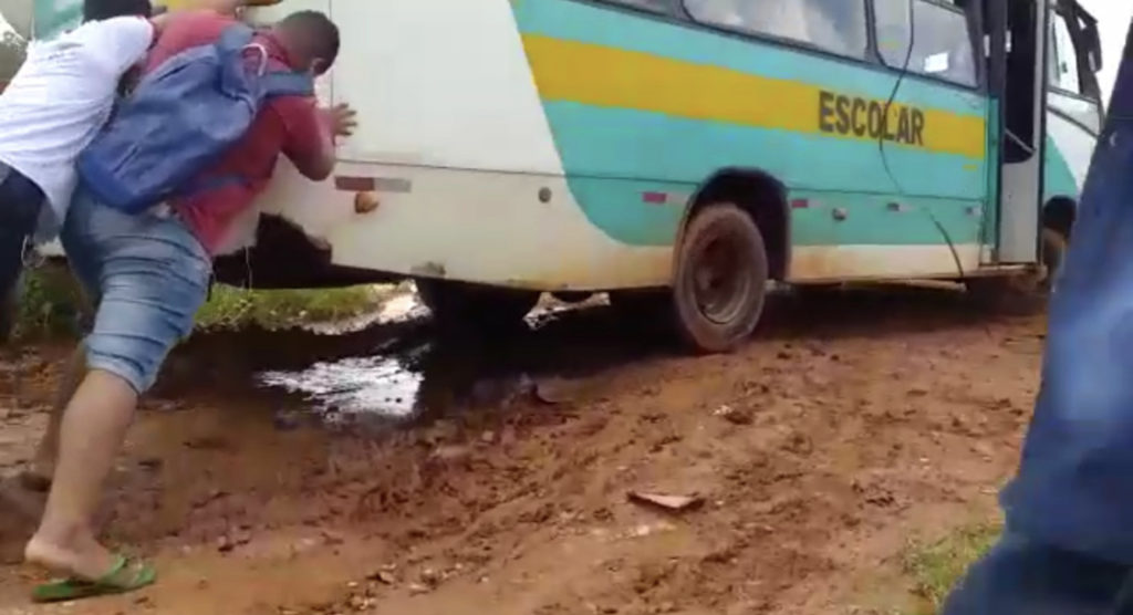 Ônibus escolar atola e alunos precisam empurrar veículo em Rio Branco
