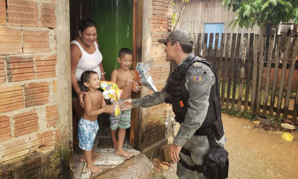 Policiais militares entregam ovos de Páscoa para crianças em bairros de Rio Branco