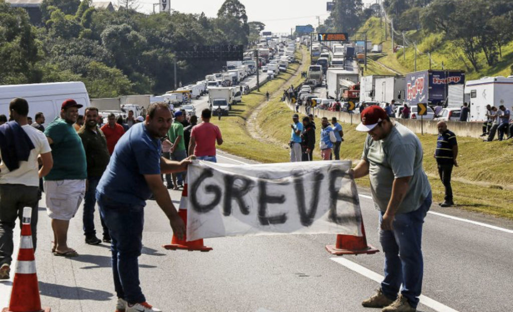 Caminhoneiros marcam greve para 21 de maio se Diesel