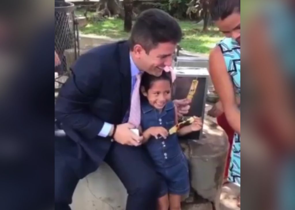 Veja o vídeo: Gladson Cameli anda pela cidade e cumprimenta população