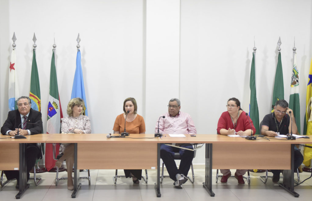 Socorro Neri reúne prefeitos do interior e membros do MPAC na AMAC e depois visita o Tribunal de Contas do Estado