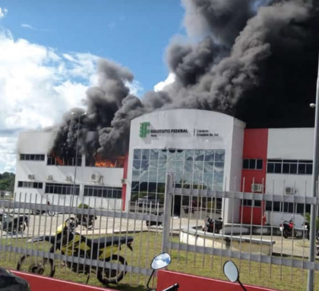 URGENTE: Incêndio no prédio do Ifac em Cruzeiro do Sul