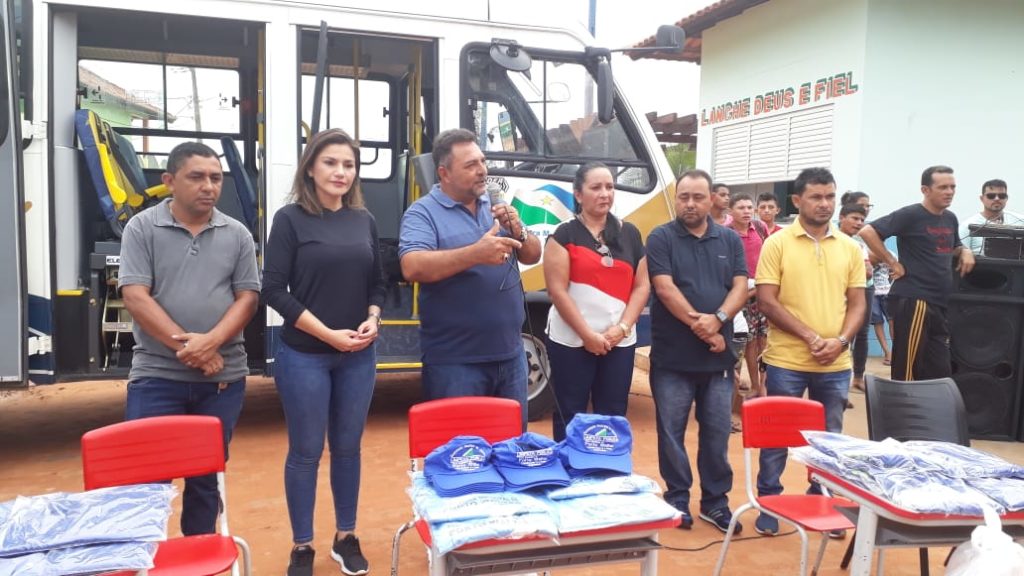 Prefeitura de Porto Walter entrega ambulâncias, microônibus e quadra de esportes