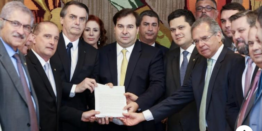 Governo Bolsonaro oferece R$ 40 milhões a cada deputado para comprar voto pró-reforma