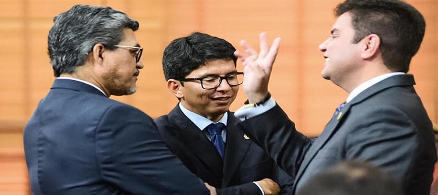 Gladson Cameli quebra protocolo e chega de surpresa para conversa com deputados