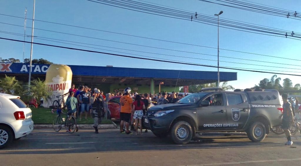 Policial que se envolveu em acidente de trânsito que matou mulher não vai ser afastado das funções, diz PM