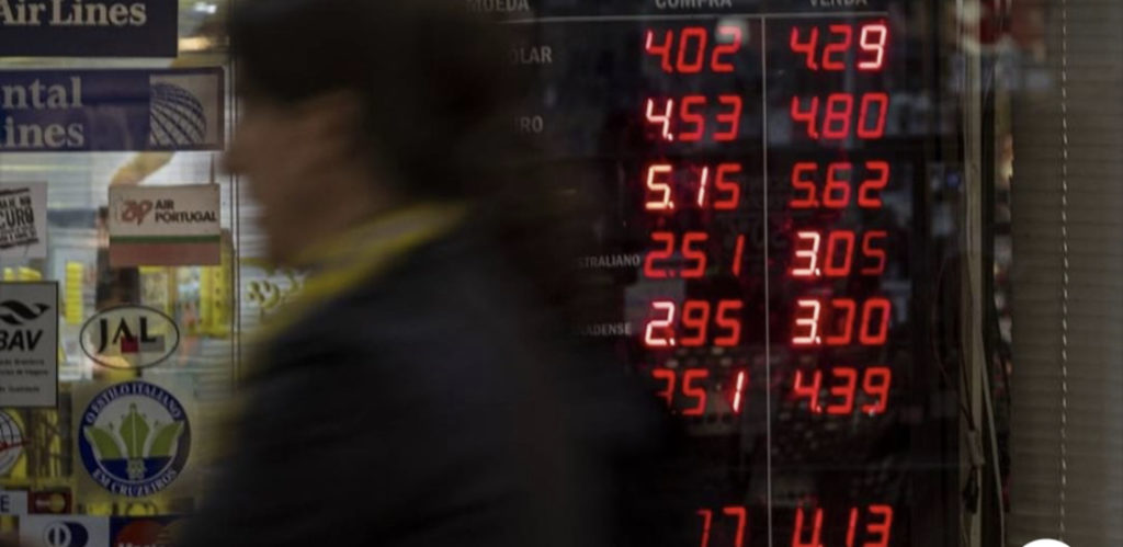 Dólar turismo dispara e já chega a R$ 4,54 no cartão em casas de câmbio no Rio