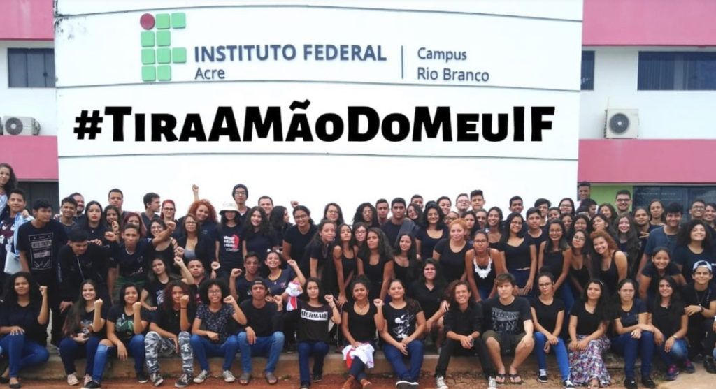 Estudantes do Ifac vestem preto em sinal de luto pelo corte de quase R$ 6 milhões em verbas