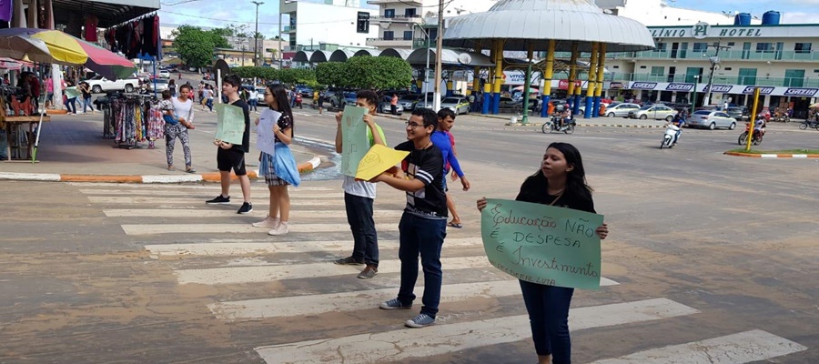 Estudantes e professores da Ufac e Ifac de Cruzeiro do Sul protestam contra os cortes na Educação