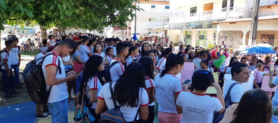 Em Tarauacá, estudantes lotam as ruas da cidade para protestar contra o governo de Gladson Cameli
