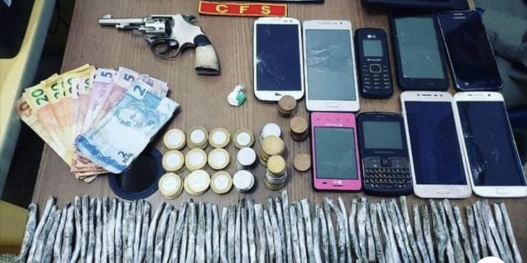 Traficante foge da polícia e deixa criança com droga e arma de fogo em “boca de fumo”