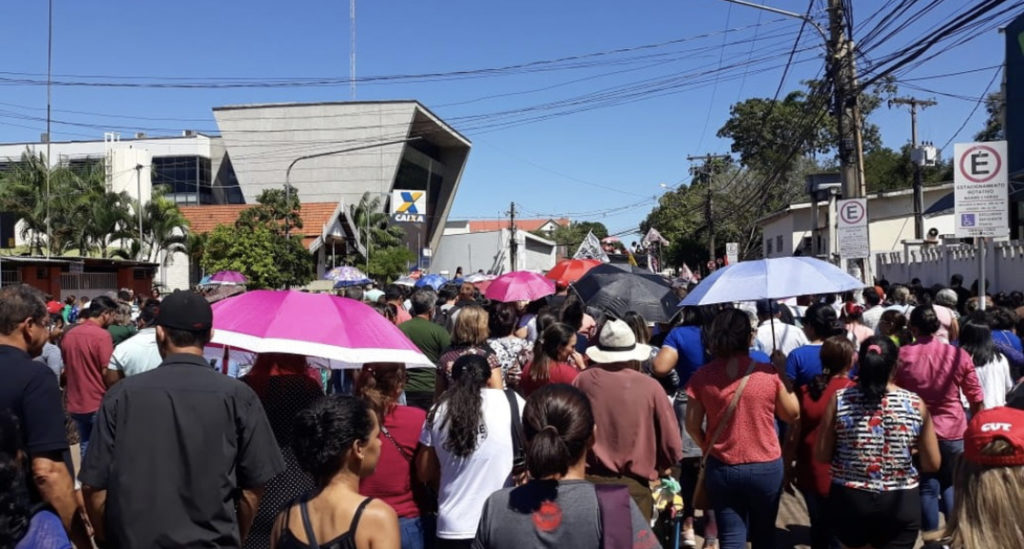 Sindicatos fecham avenida na Capital e realizam manifestação contra reforma da Previdência e bloqueio de verbas na Educação
