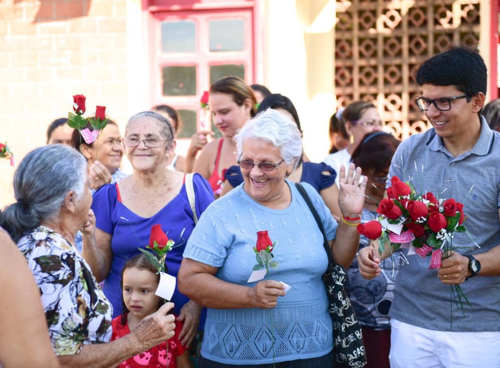 Jenilson distribui flores às mães em bairros de Rio Branco