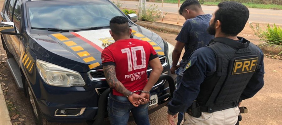 PRF flagra dupla na BR-364 por porte ilegal de arma