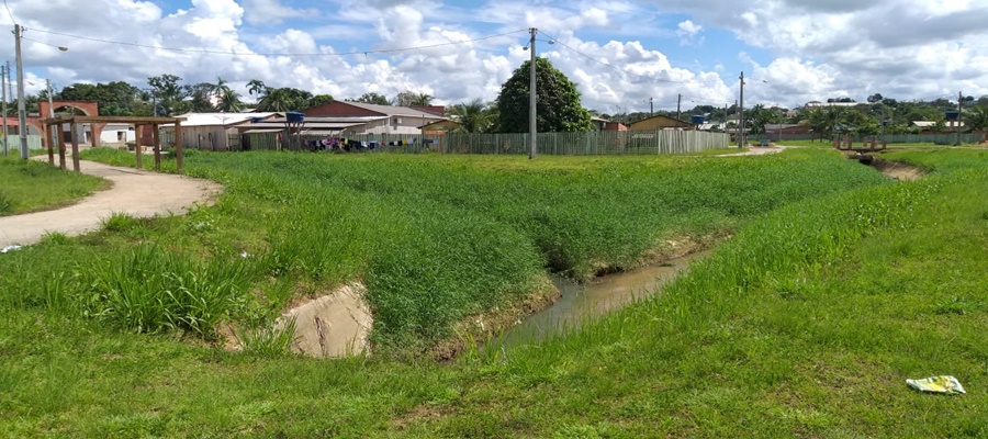 ABANDONADO: Vereador cobra serviço de roçagem no canal do Remanso em Cruzeiro do Sul