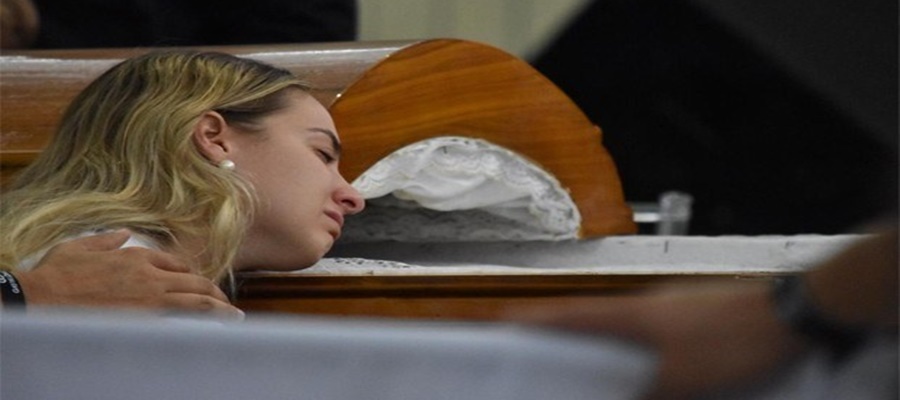 Namorada de Gabriel Diniz se emociona em velório do cantor