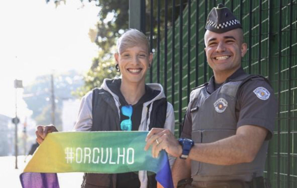 Bichona” e “vou te caçar”: após pedido de noivado, PM gay é alvo de ameaça