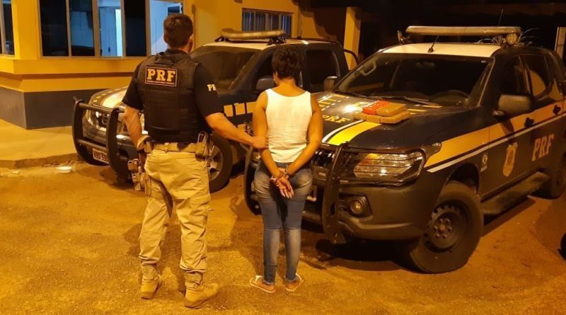 PRF prende mulher e apreende 5 kg de cocaína em ônibus, na BR-364