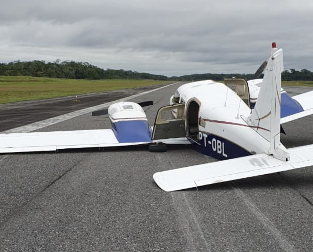 Avião aterrissa ‘de barriga’ após trem de pouso quebrar em Cruzeiro do Sul