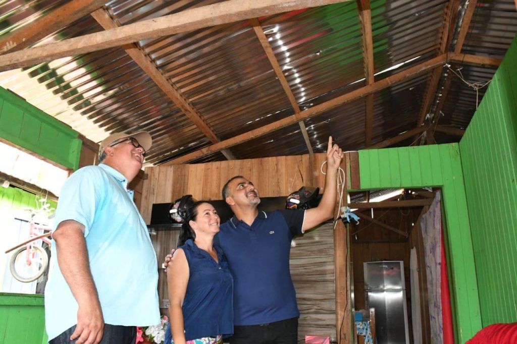 Ilderlei Cordeiro e Gladson Cameli entregam material de construção às vítimas do temporal