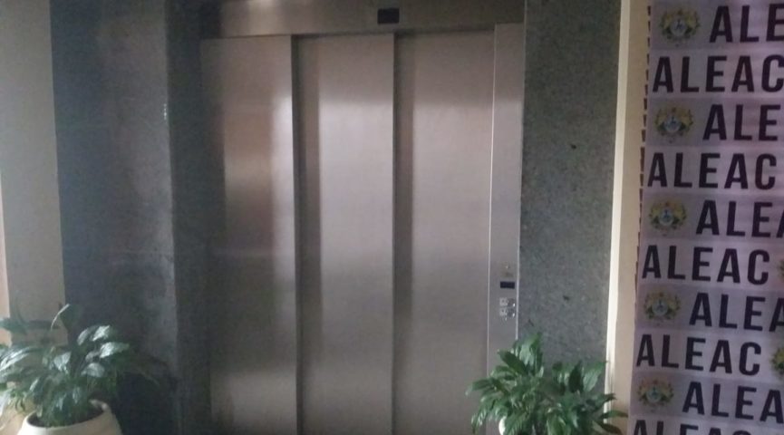 Deputado fica preso em elevador após apagão que suspendeu sessão na Aleac