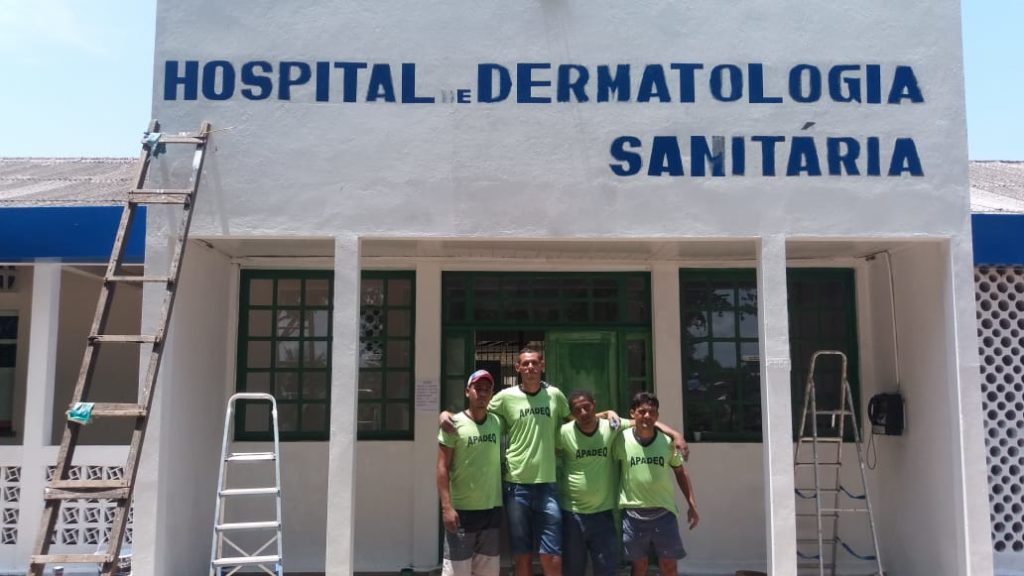 Internos da Apadec pintam a faixada do Hospital de Dermatologia de Cruzeiro do Sul