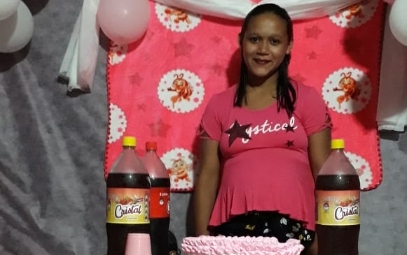 Campanha arrecada doações para grávida de 8 meses que fez baby chá e ninguém apareceu