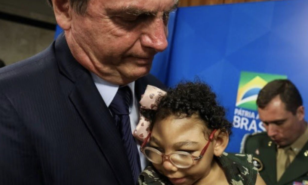 Bolsonaro assina MP que cria pensão vitalícia para crianças com microcefalia decorrentes do Zika