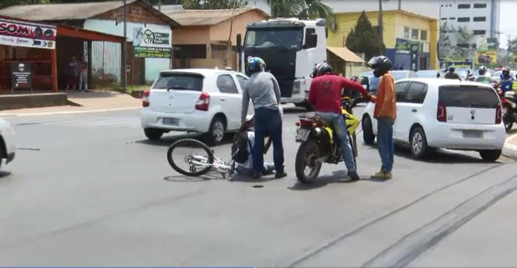 Ao vivo, equipe flagra ciclista sendo imobilizado por populares após assaltar mulher no AC