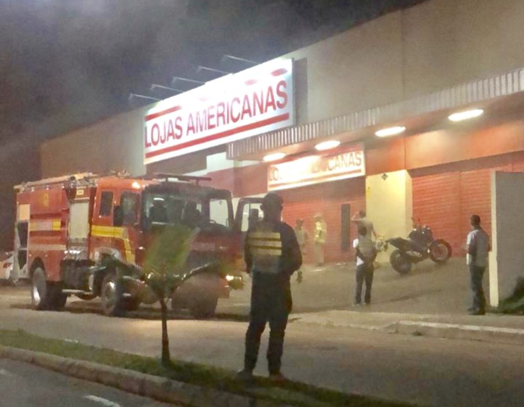 Bombeiros são acionados para conter fumaça nas Americanas de Cruzeiro do Sul