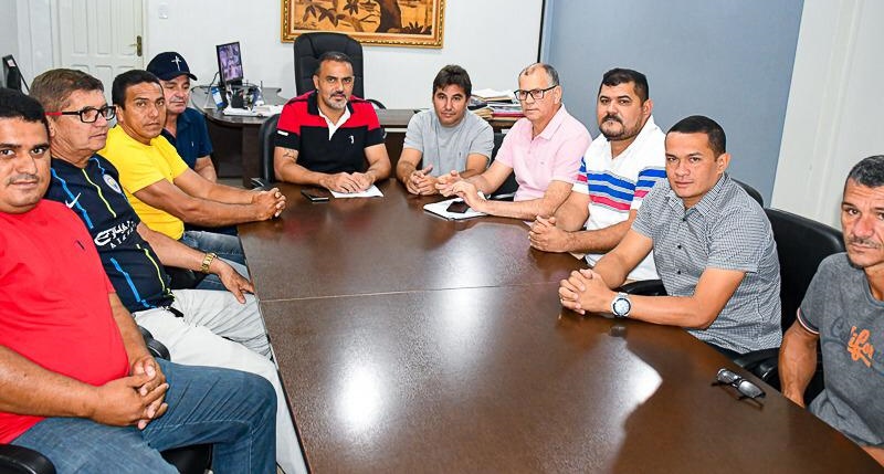 Ilderlei Cordeiro dialoga com vereadores de Mâncio Lima sobre a Operação Tapa Buraco na AC-405