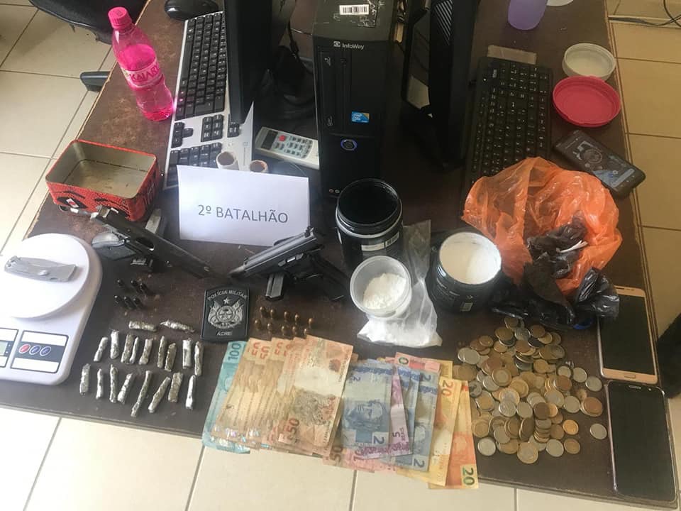 Após denúncia anônima, PM apreende duas armas de fogo, drogas e motocicleta roubada na capital