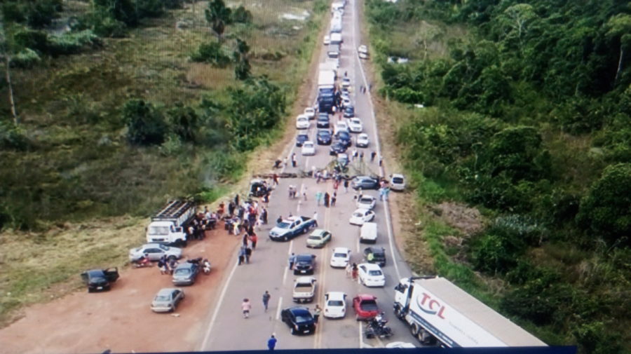 Moradores fecham BR-364 contra falta de transporte escolar